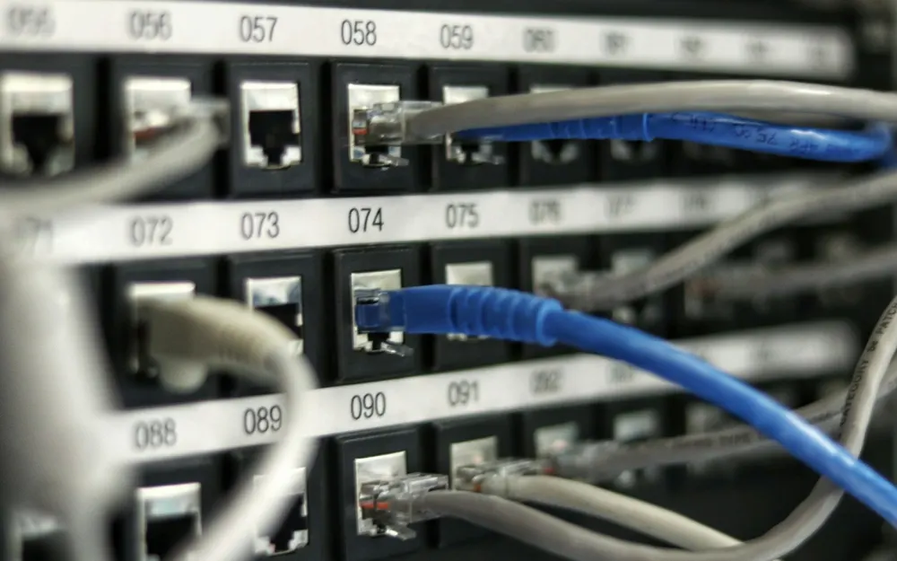 Strukturovaná kabeláž a patch panel firemní sítě